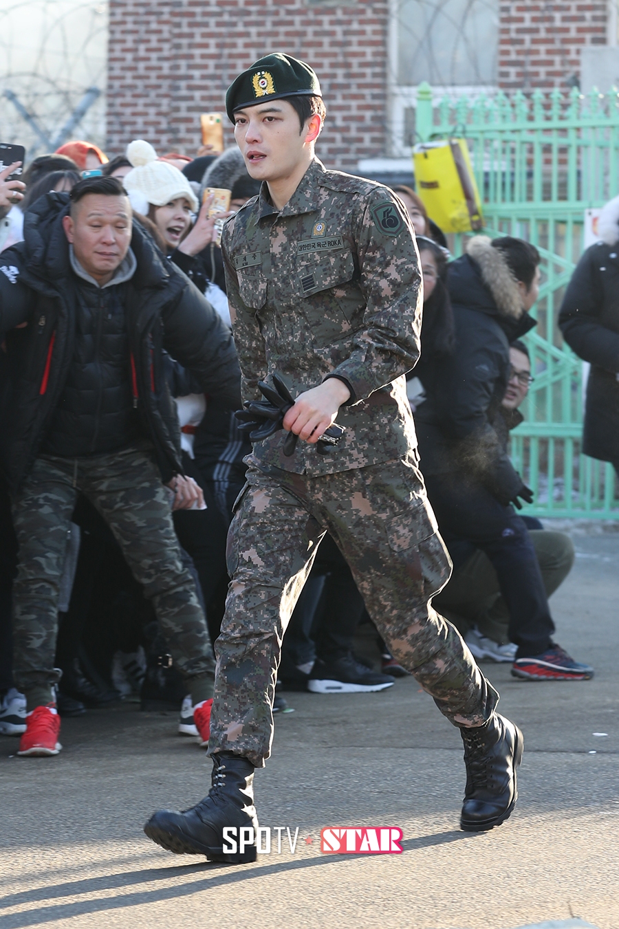 [포토S] 늠름한 발걸음으로 전역하는 김재중