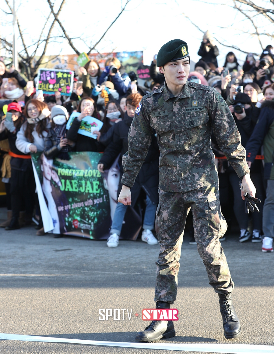 [포토S] '전역' 김재중, 마중 나온 팬들 앞에서