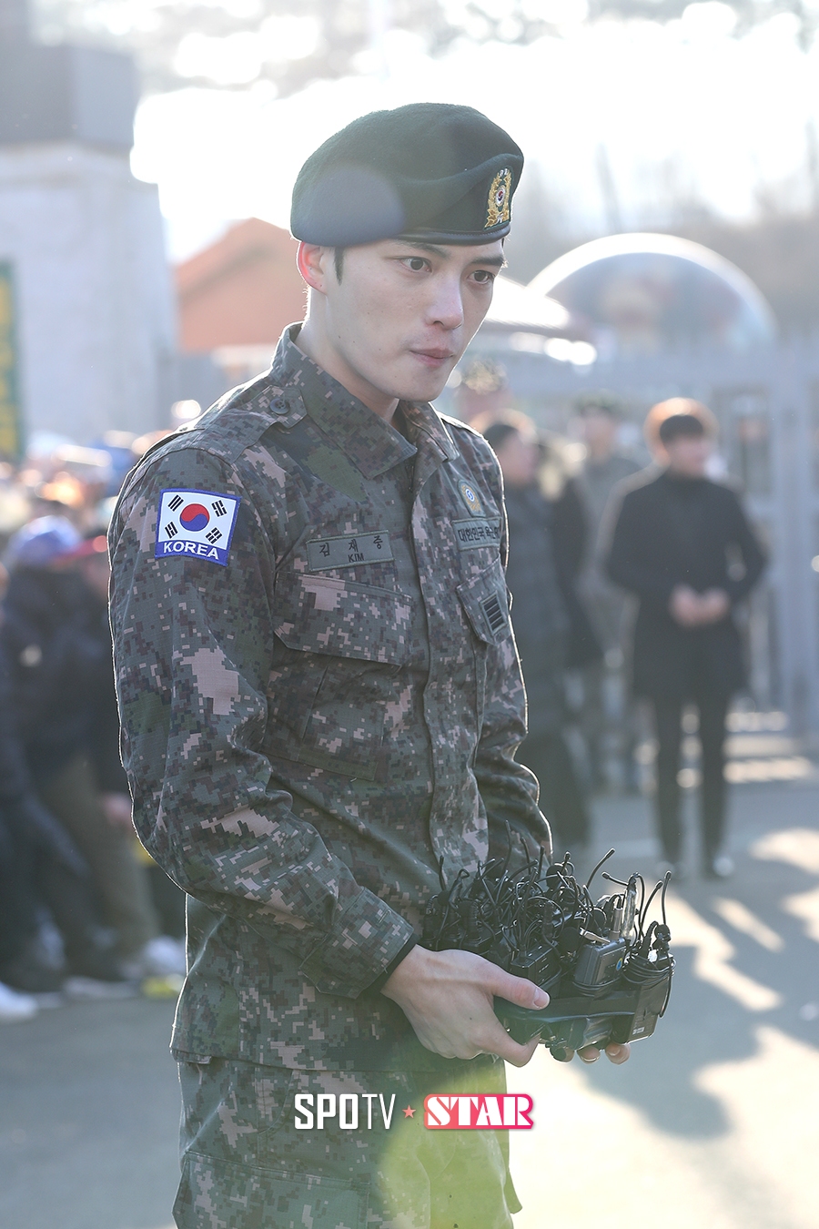 [포토S] 취재진 말에 귀 기울이는 김재중