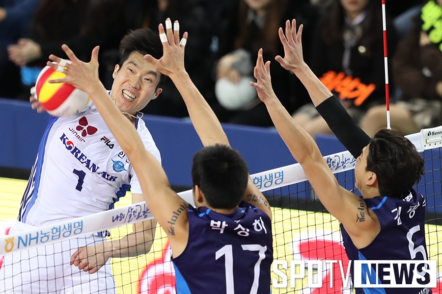 [포토S] 박상하의 블로킹에 걸리는 신영수