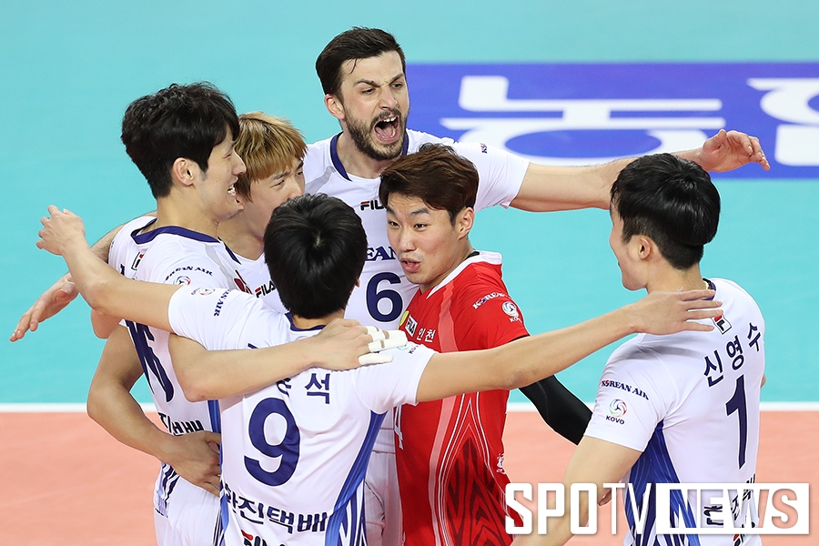 '블로킹 완승' 대한항공, 우리카드 3-0 꺾고 2위 탈환