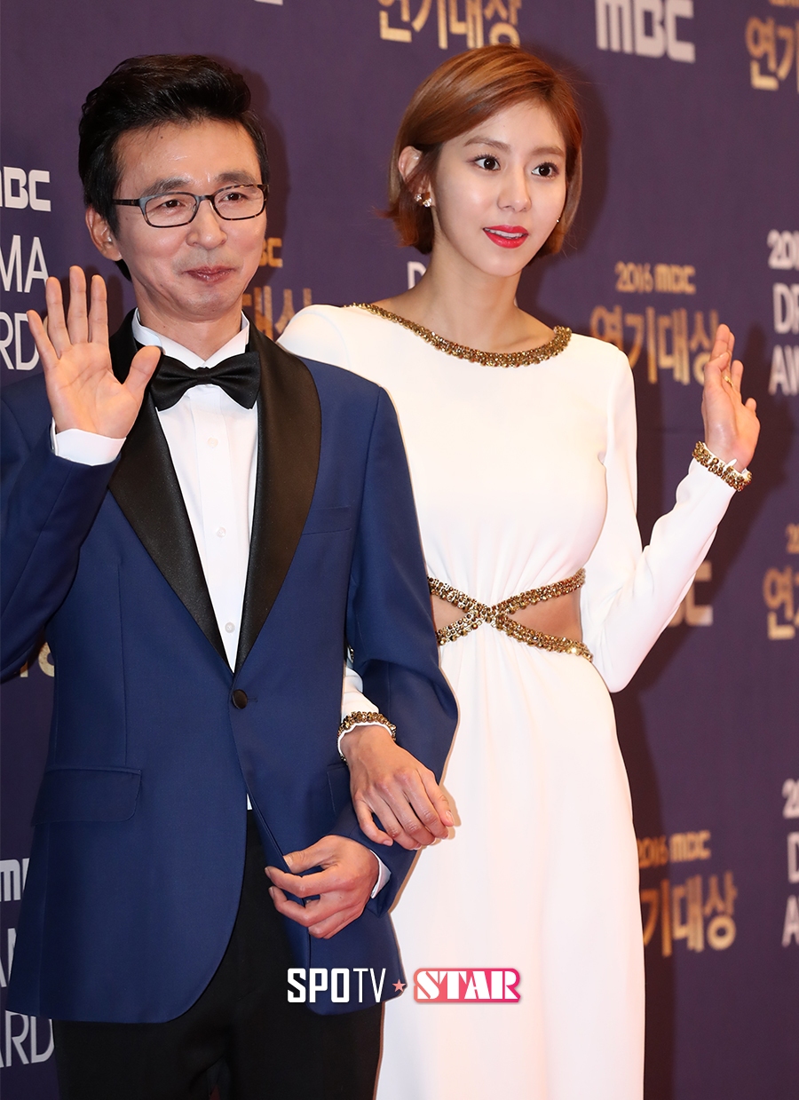 [포토S] 유이, 옆구리 노출 파격 드레스