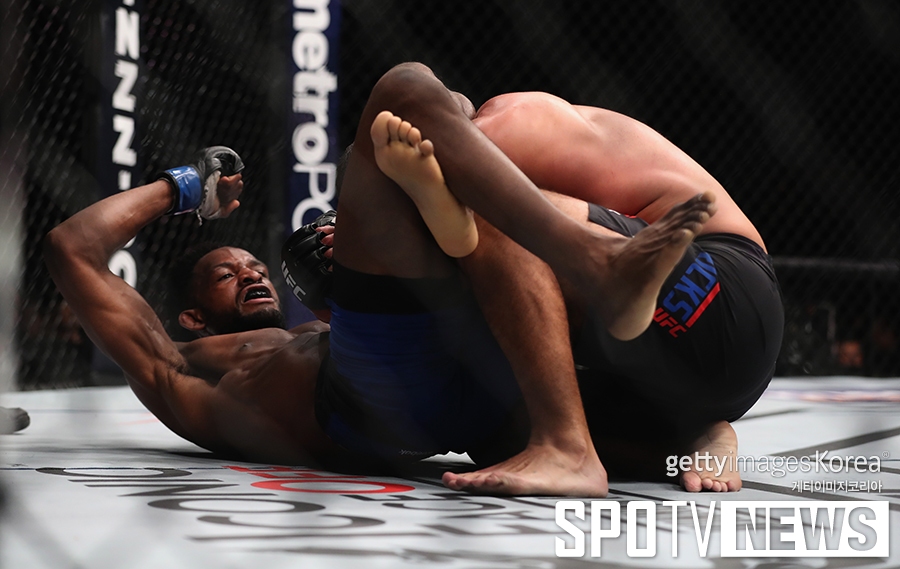 [포토S] 닐 매그니, '누워서도 포기 없다'(UFC 207)