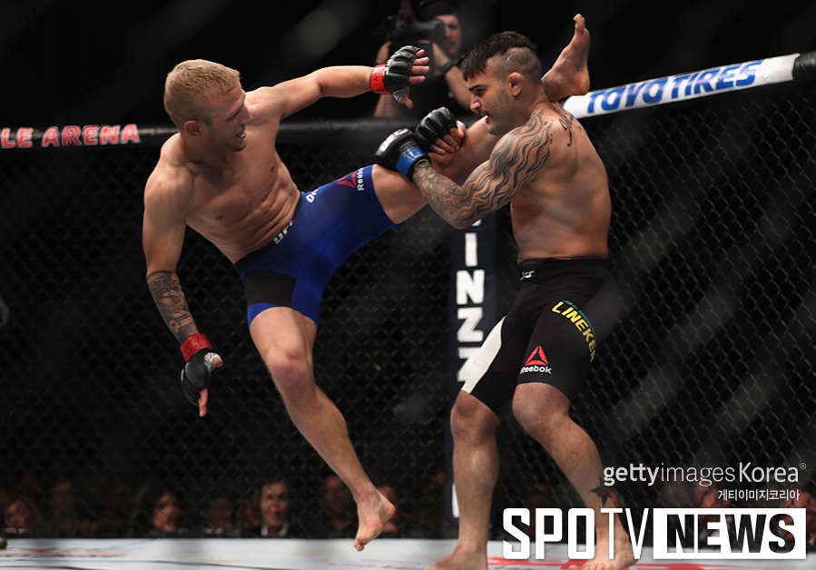 [포토S] TJ 딜라쇼, '하이킥이 안 먹히네'(UFC 207)
