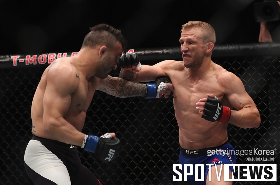 [포토S] TJ 딜라쇼, 강력한 펀치(UFC 207)