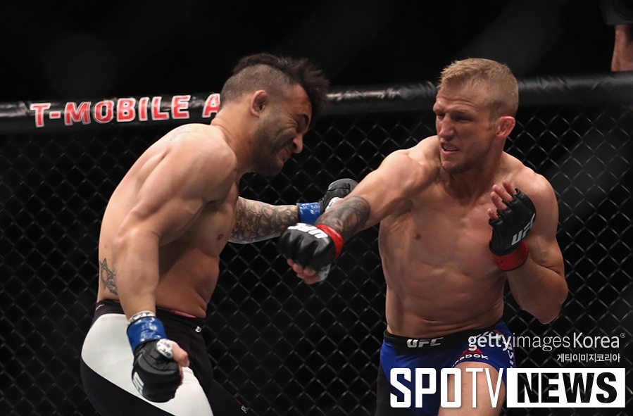 [포토S] TJ 딜라쇼, 랭킹 1위의 펀치(UFC 207)