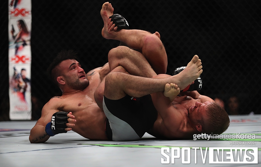 [UFC 207] TJ 딜라쇼, 꼼짝 못하게 만드는 그라운드 기술