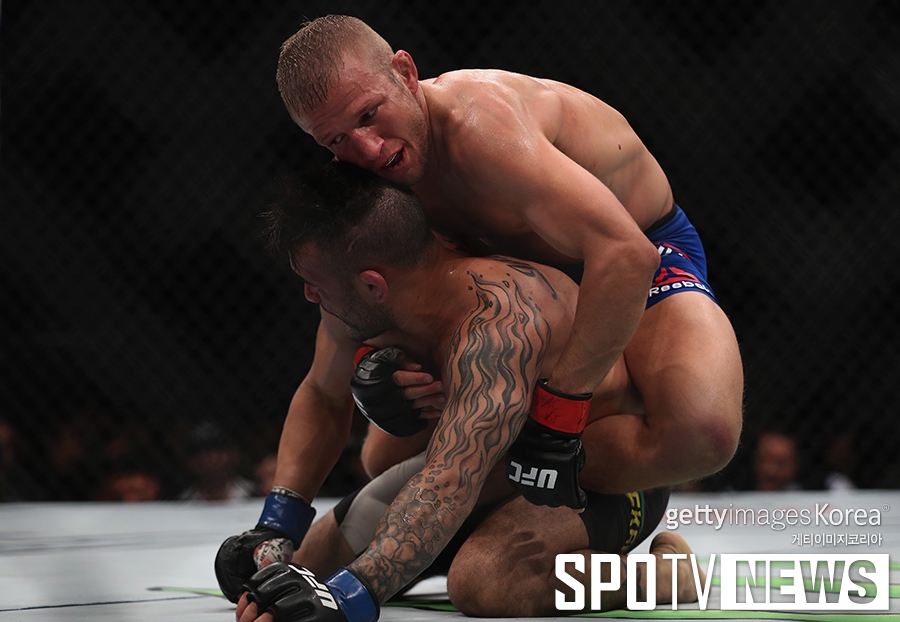 [UFC 207] TJ 딜라쇼, 존 리네커 뒤에 찰싹