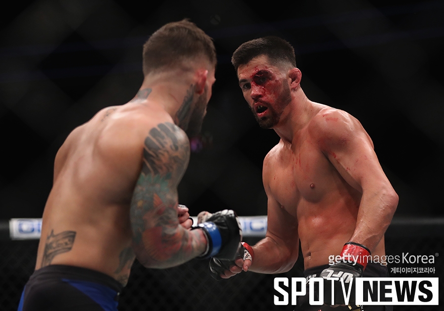 [UFC 207] 도미닉 크루즈, 도전자 펀치에 피투성이