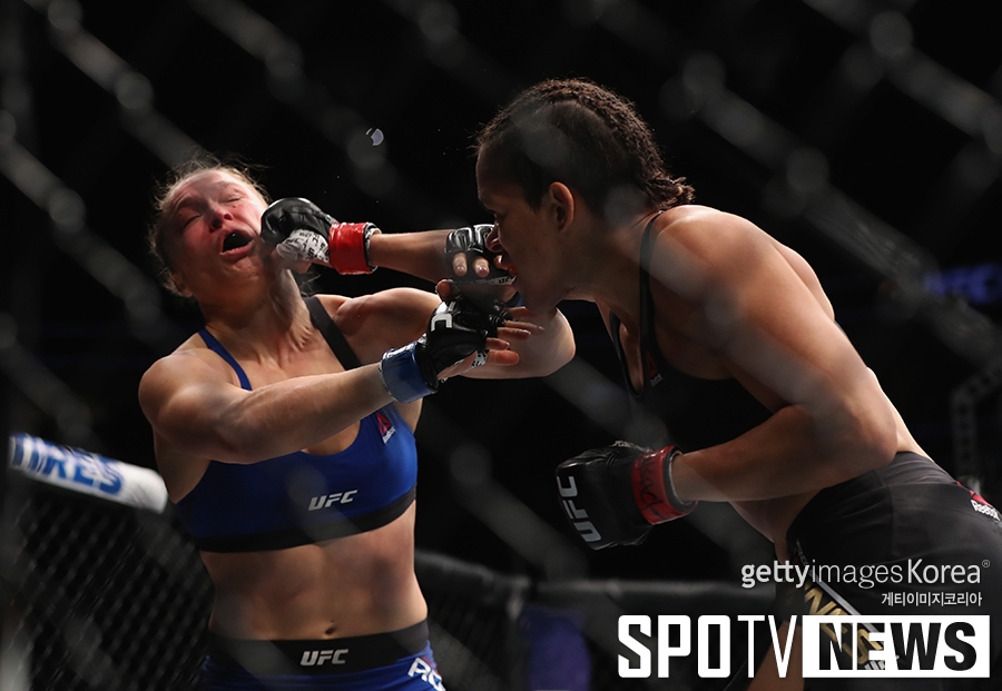 [UFC 207] 챔피언 아만다 누네즈, 론다 로우지에게 일방적 공격