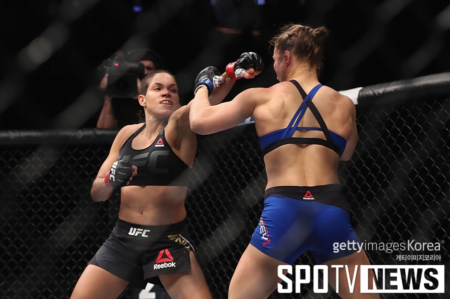 [UFC 207] 아만다 누네스, 론다 로우지 상대로 일방적인 공격
