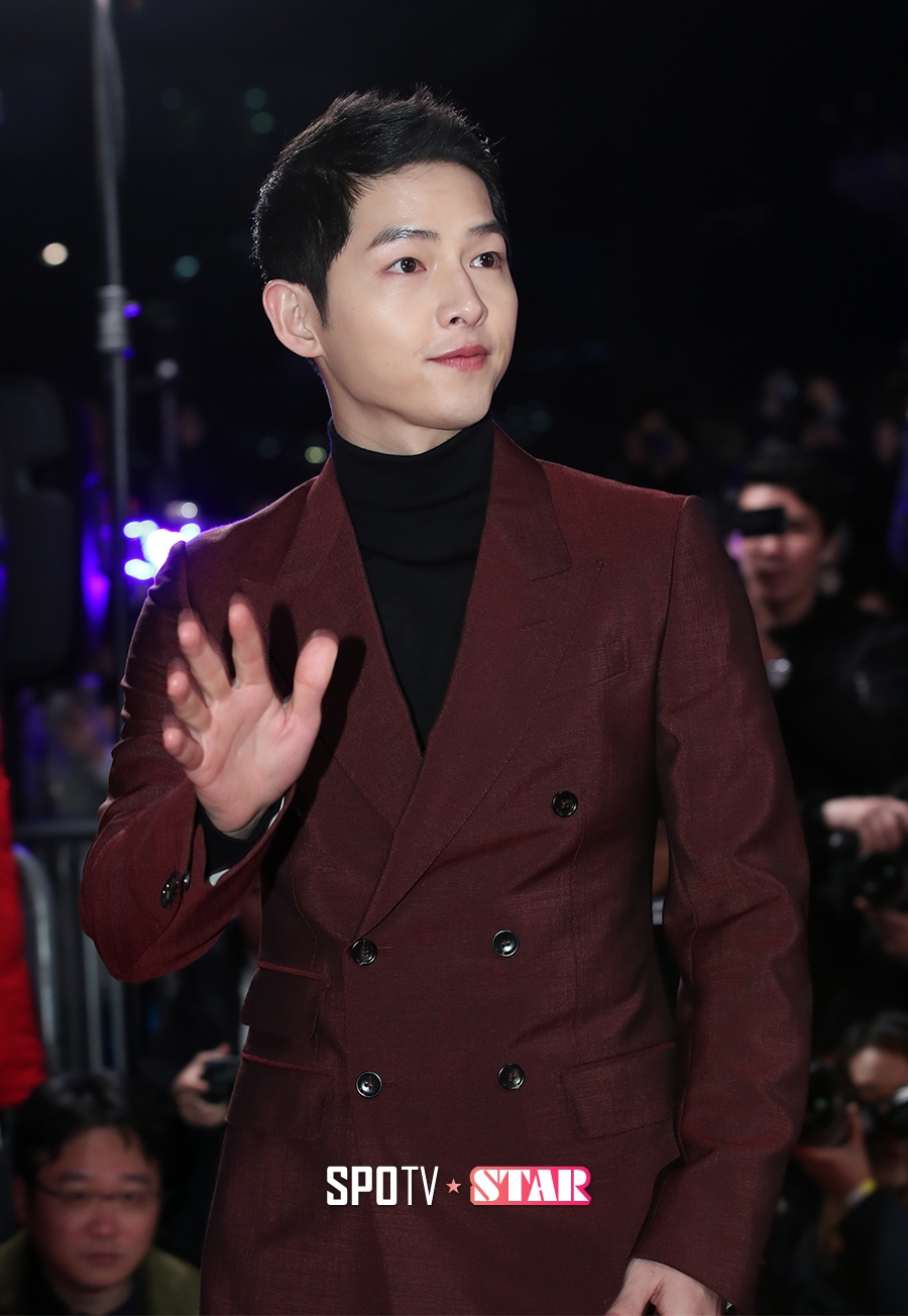 [포토S] 송중기, 레드카펫 떠나갈듯한 환호성 받으며(KBS 연기대상)