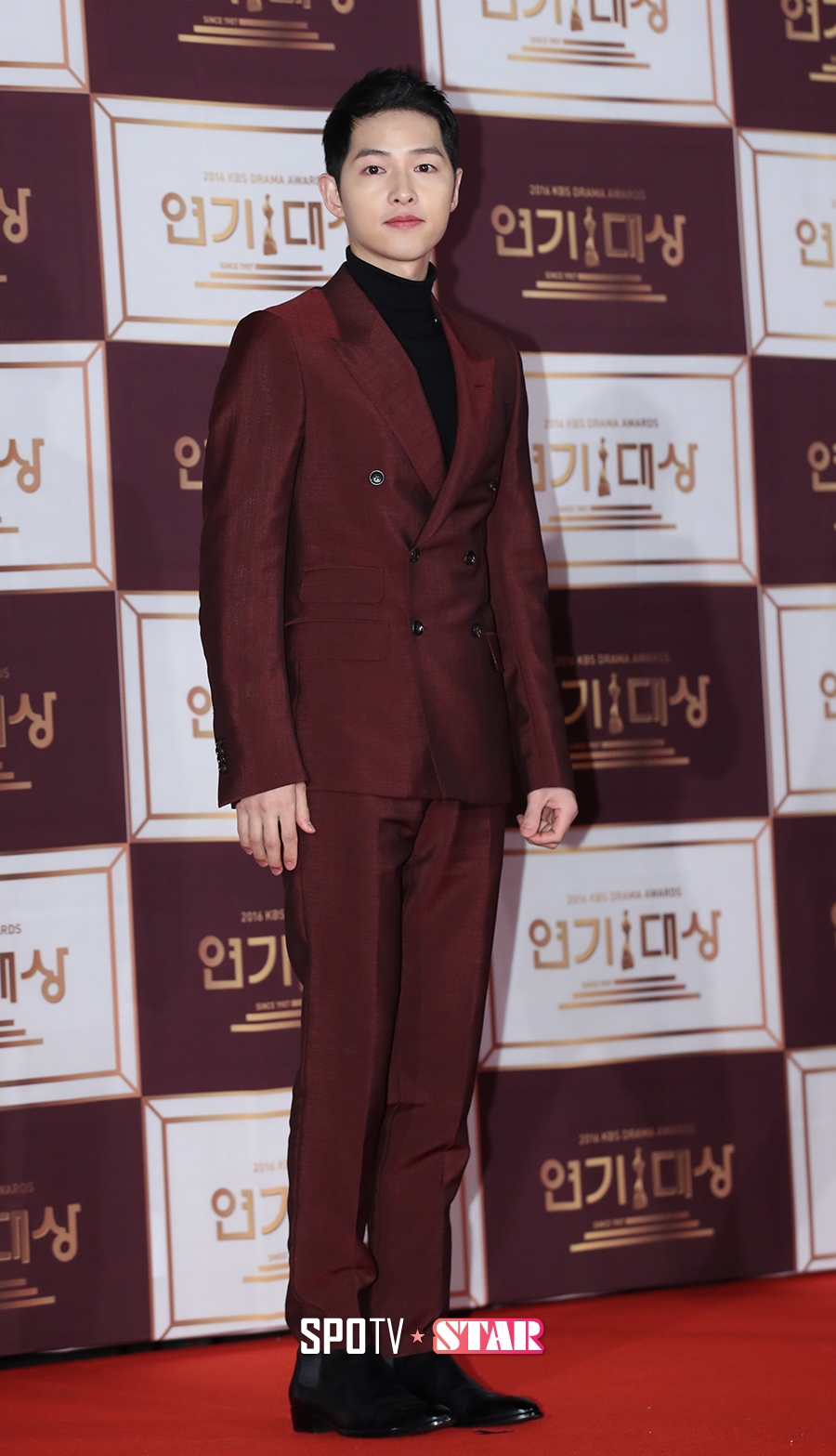 [포토S] 송중기, '어떤 컬러의 슈트도 자신있어'(KBS 연기대상)