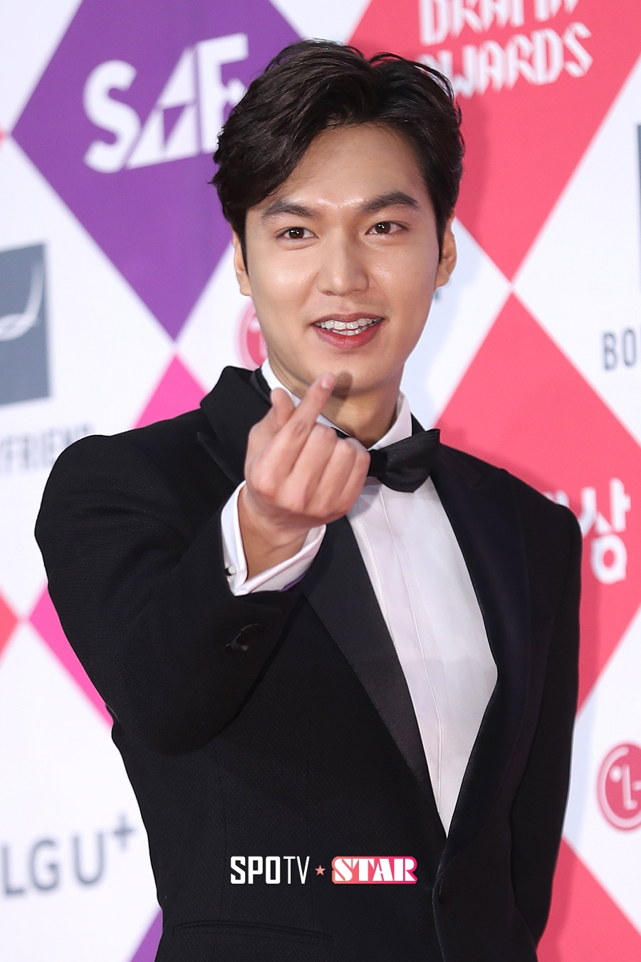 [포토S] 이민호, 쑥스러운 하트 (SBS 연기대상)