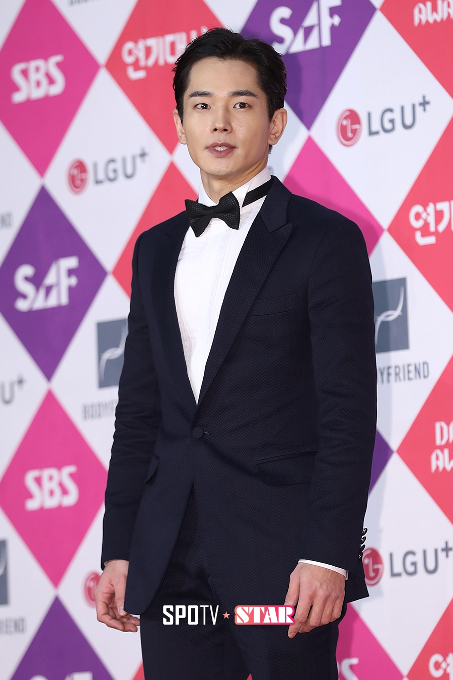 [포토S] 포즈 취하는 배우 온주완 (SBS 연기대상)