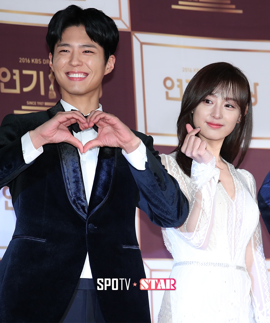 [포토S] 박보검-김지원, 선남선녀의 손하트
