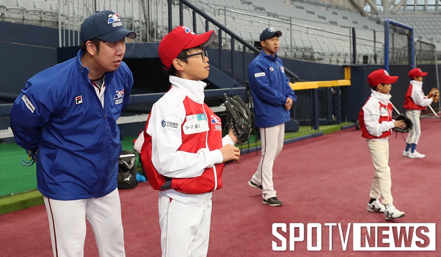 [포토S] 신재영, '신인왕의 어드바이스'