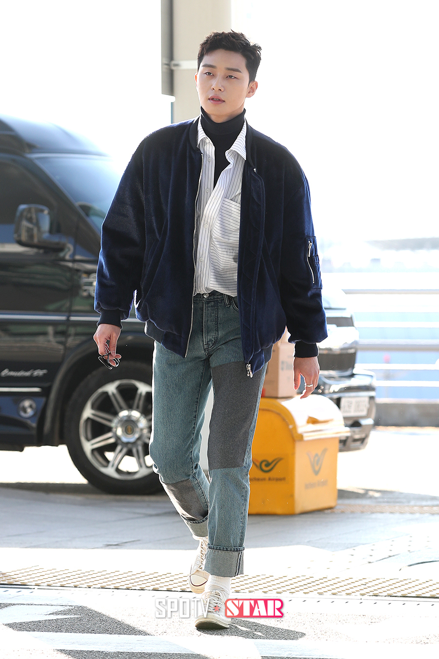 [포토S] 박서준, 출국장 횡단보도를 런웨이로!