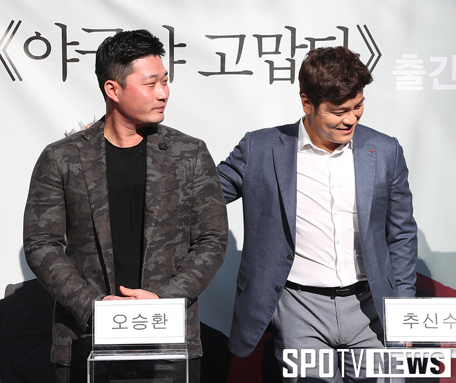 [포토S] 추신수, 얼굴 빨개진 오승환을 토닥토닥