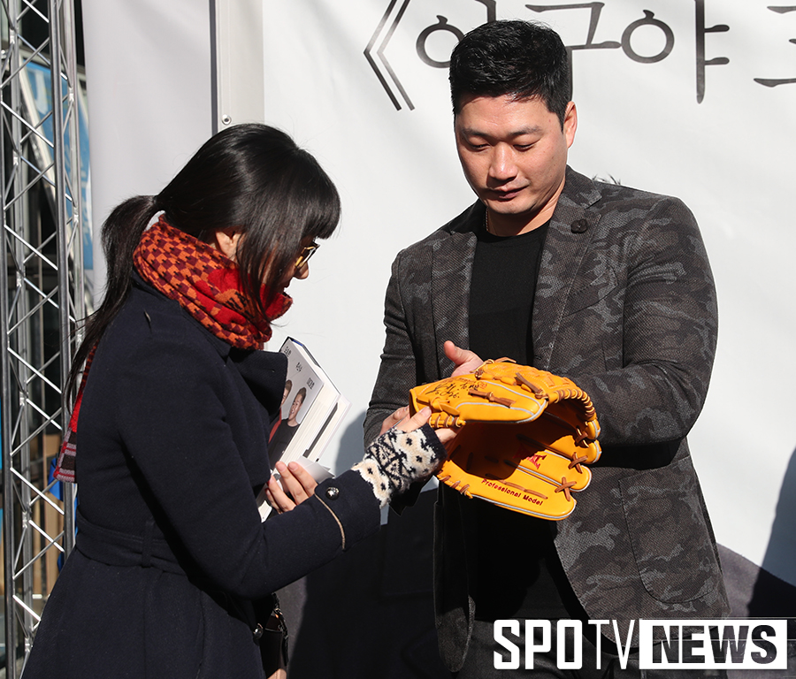 [포토S] 팬에게 글러브 선물하는 오승환