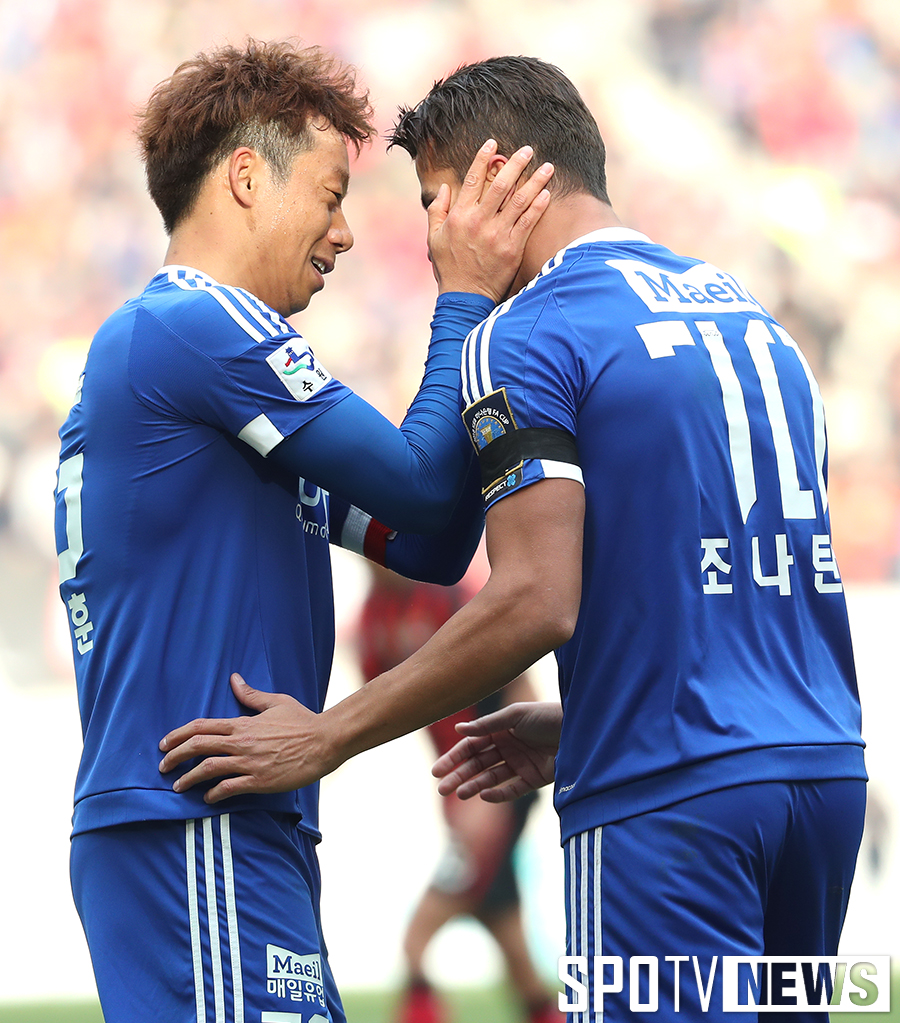 [포토S] 염기훈, 선취골 넣은 조나탄 쓰담쓰담