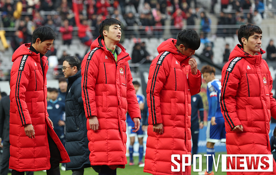 [포토S] FC 서울, 아쉬움에 고개를 숙이고..