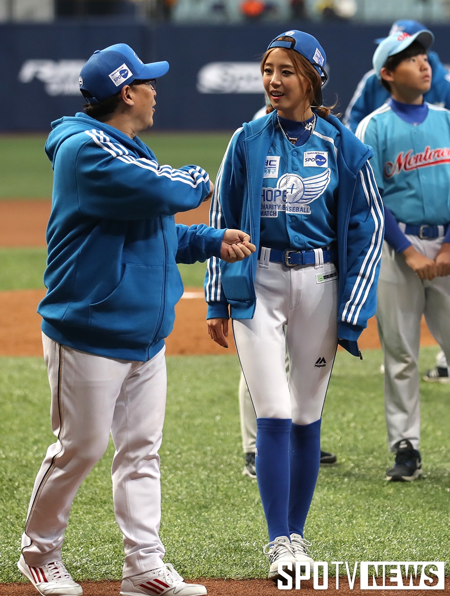 [포토S] 배지현 아나운서, '야구복도 섹시해'