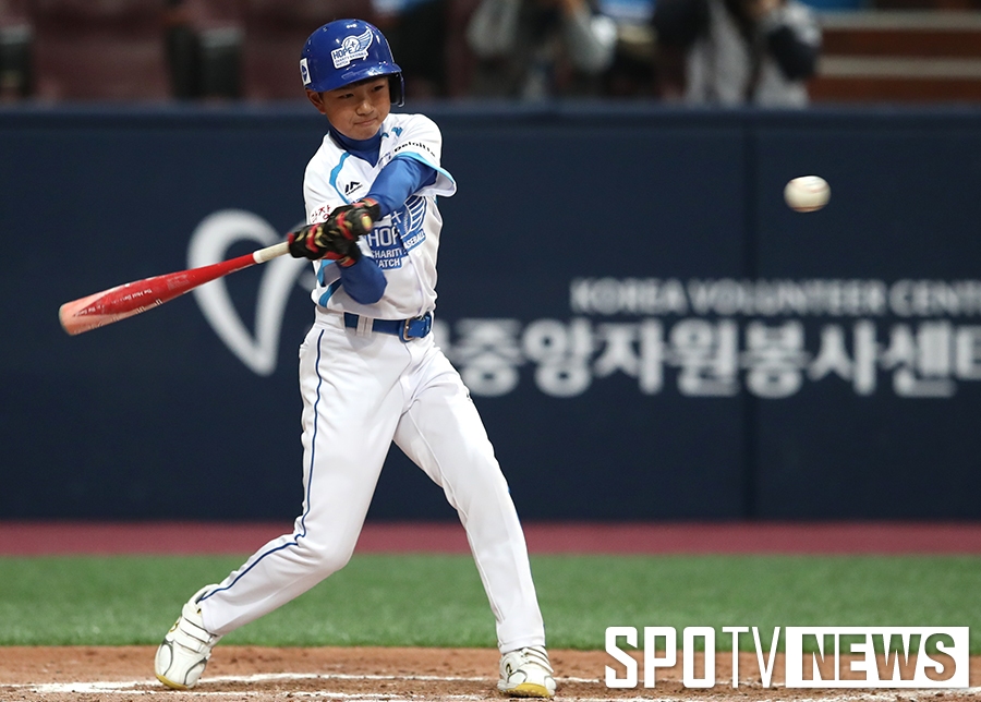 [포토S] 김도훈, 김현수 상대로 안타 날리는 '야구 천재'