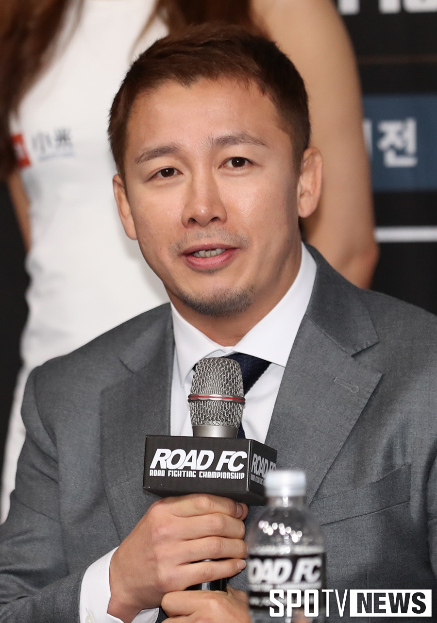 [포토S] 취재진 질문에 답하는 정문홍 대표