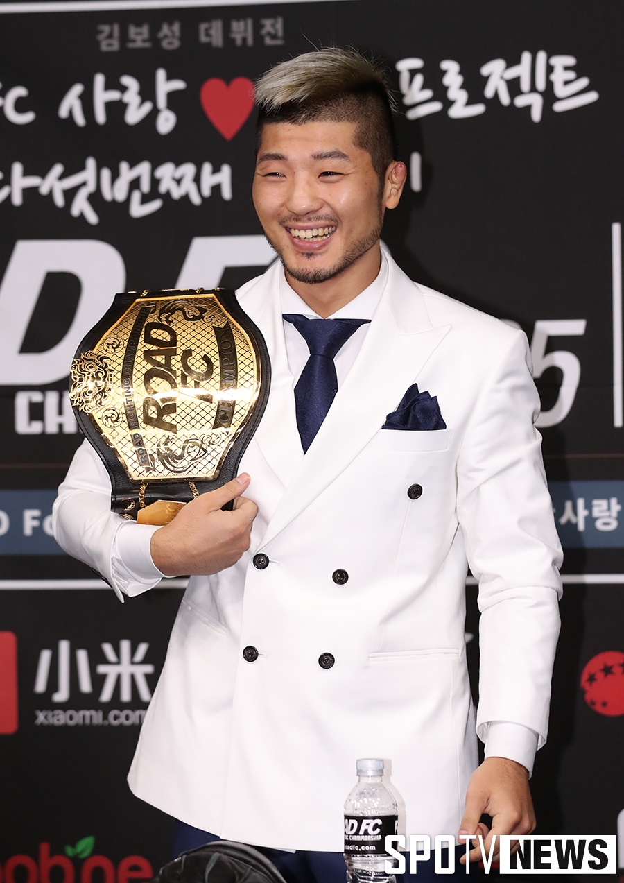 [로드 FC] 권아솔 "사사키 너무 쉬운 상대…최홍만 도망가지 마" (영상)