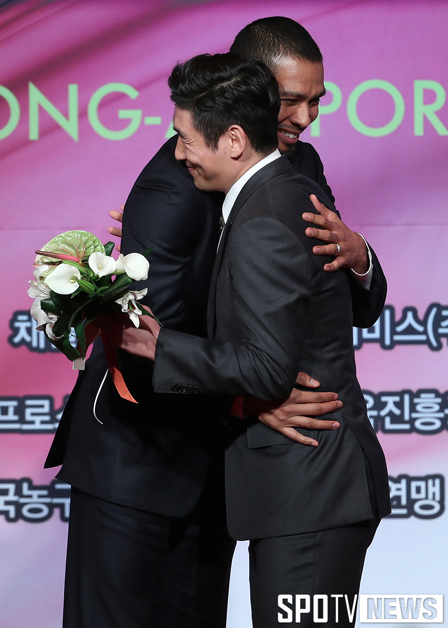 [포토S] 문태종, '(양)동근, 축하해!'
