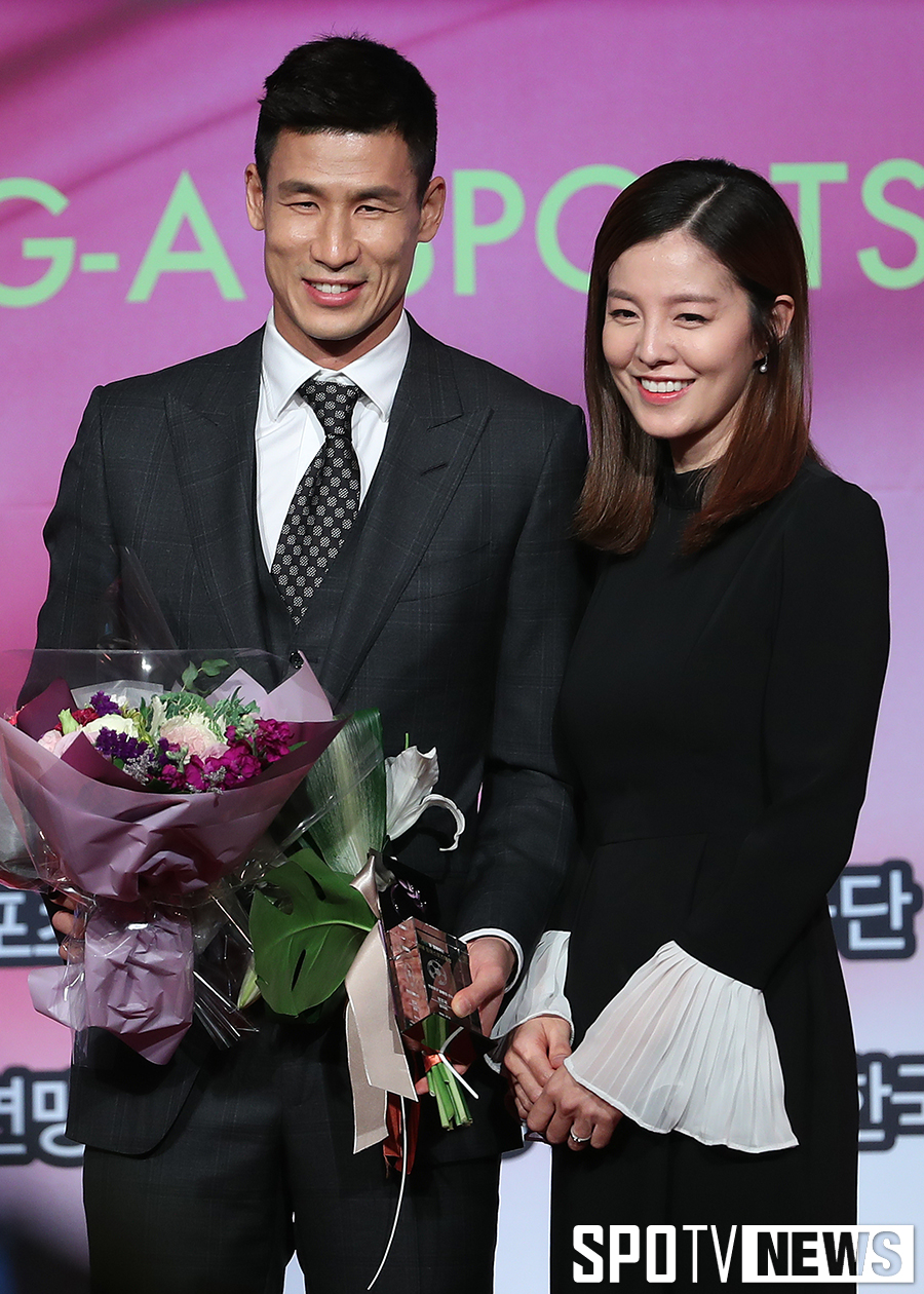 [포토S] '올해의 선수상' 정조국, 아름다운 아내의 축하를 받으며
