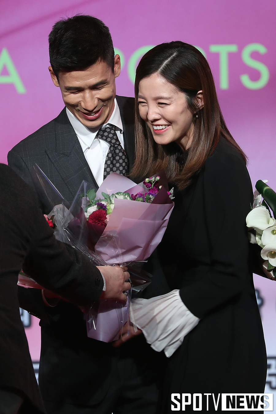 [포토S] '올해의 선수상' 정조국, 아내 김성은과 쑥스러운 포옹