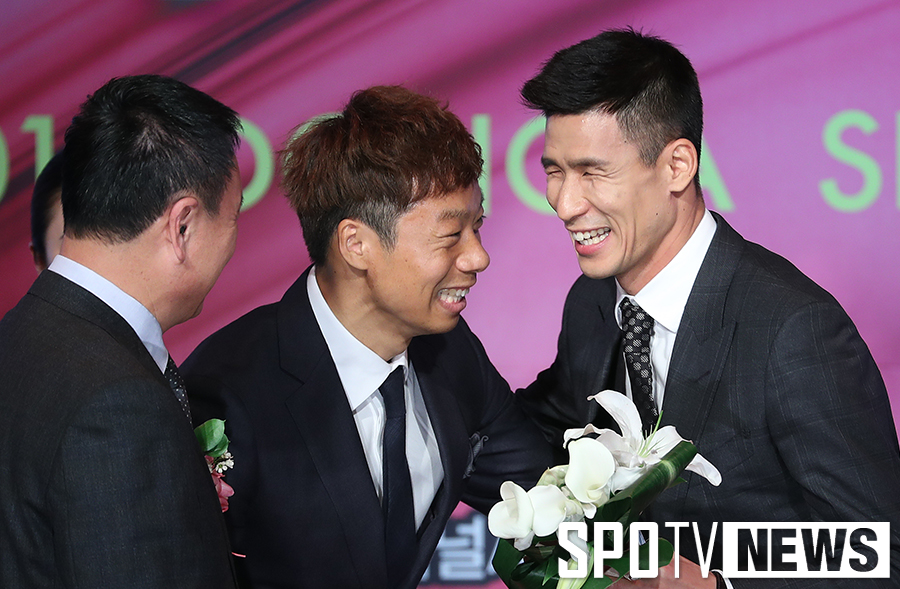 [포토S] 염기훈, 정조국 진심으로 축하하는 표정