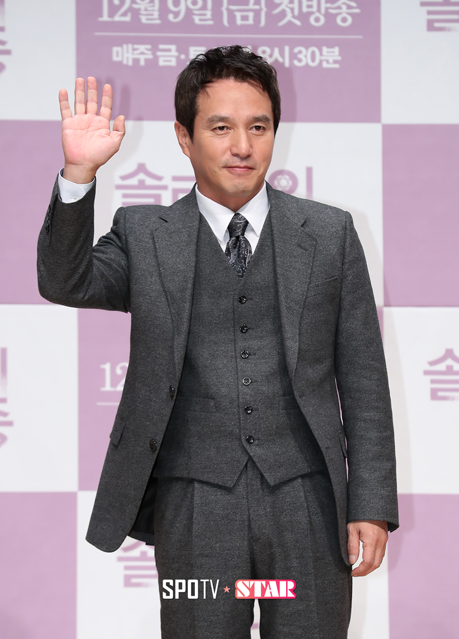 [포토S] 사진 촬영에 나선 배우 조재현