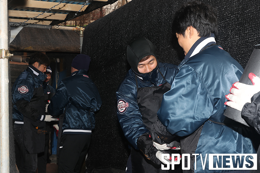 [포토S] 사랑의 연탄 나눔 하는 두산 선수들