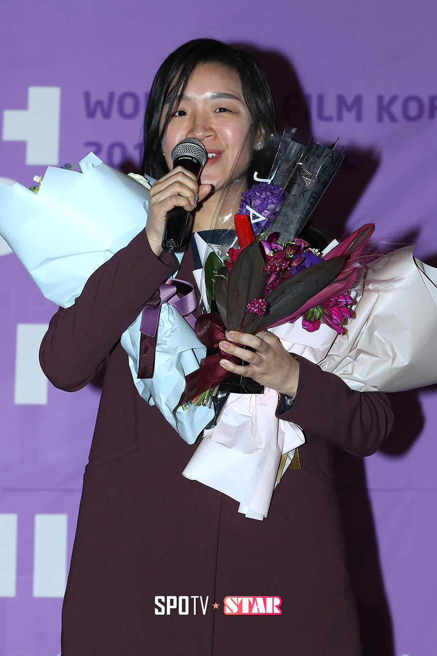 [포토S] 감독상 수상한 윤가은 감독
