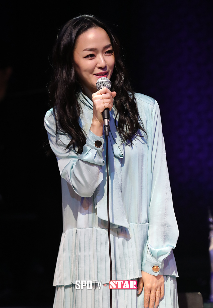 [포토S] 인사하는 가수 김윤아