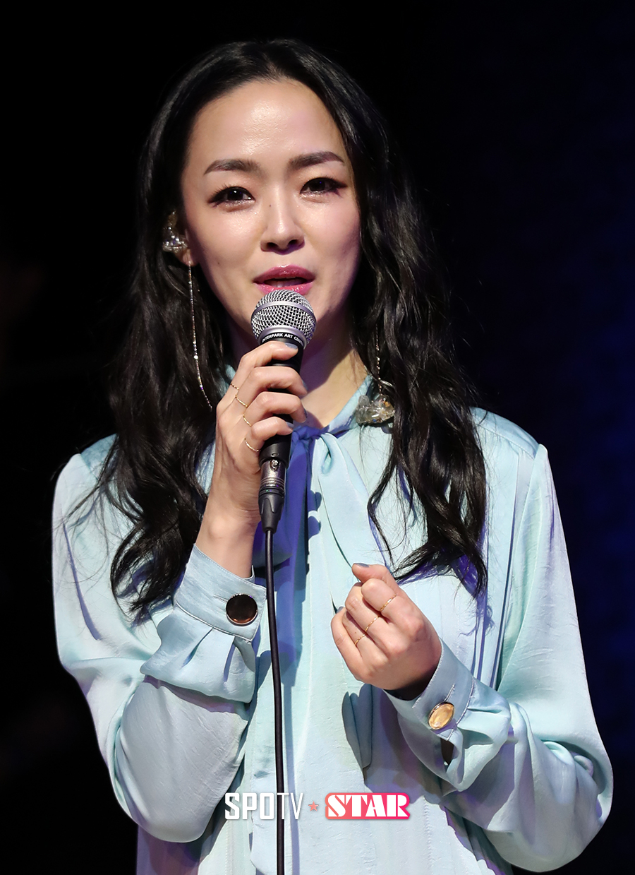 [포토S] 인터뷰 하는 가수 김윤아