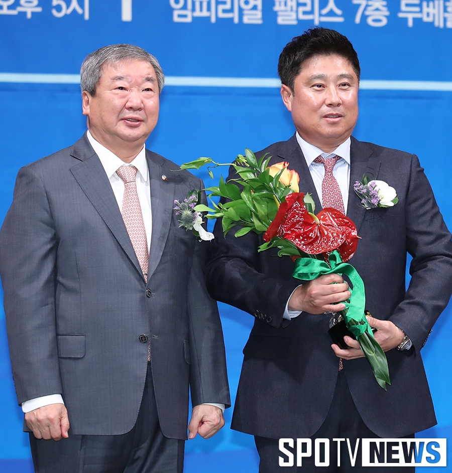 [2016 프로야구] '올해의 감독' 김태형, "땀 흘린 선수단 모두 감사하다"