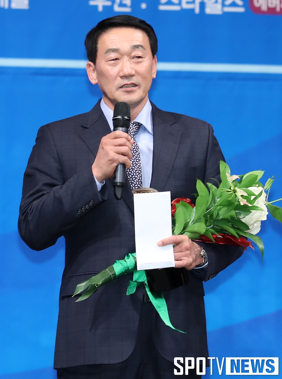 [포토S] 수상소감 말하는 윤영환 감독
