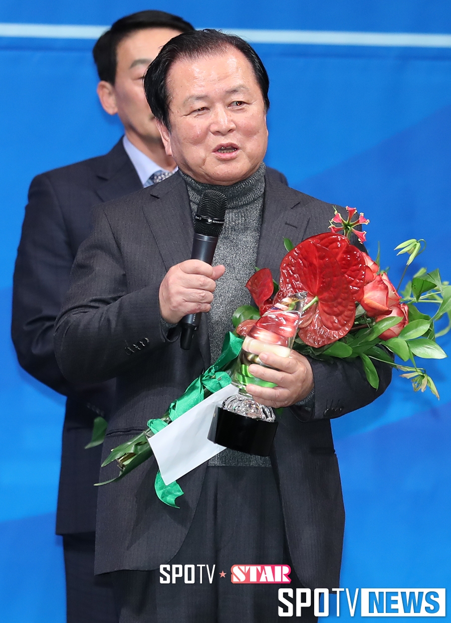 [포토S] 공로상 수상한 홍순일 위원장
