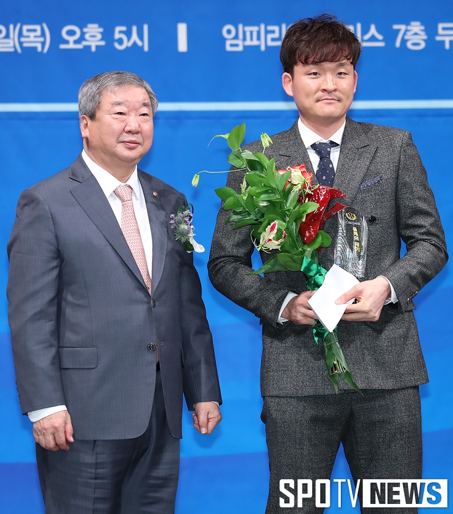 [포토S] 돌아온 원종현, 올해의 재기상 수상