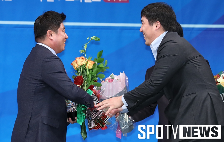 [포토S] 김현수, '감독님, 축하 드려요'