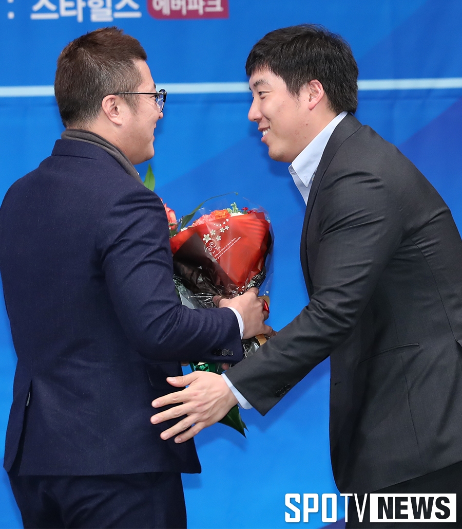 [포토S] 김현수, '축하해요 '100억 사나이''