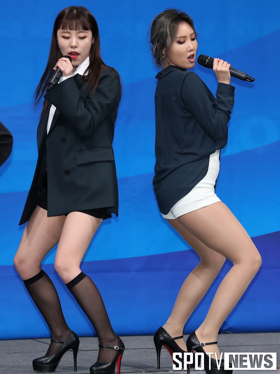 [포토S] 마마무 휘인-화사, 섹시한 데칼코마니 안무