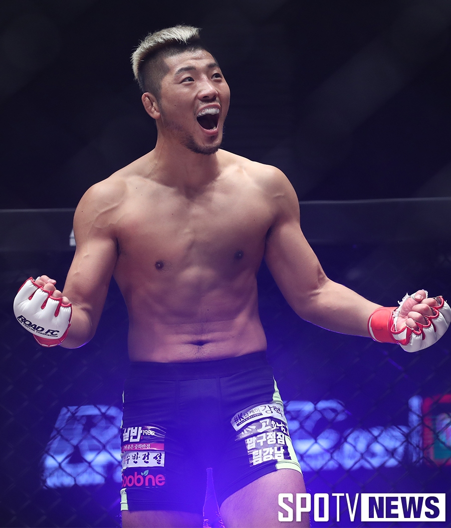 권아솔, 사사키 신지에 1R TKO승…2차 방어 성공