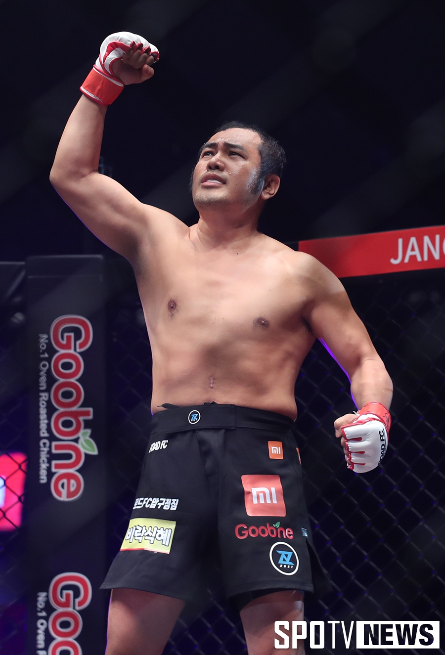 [포토S] 김보성, 케이지에 오른 지천명 파이터