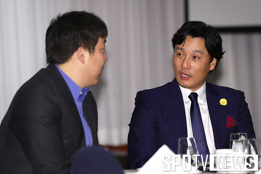 [포토S] 이승엽, '현수야 잘 지내고 있지?'