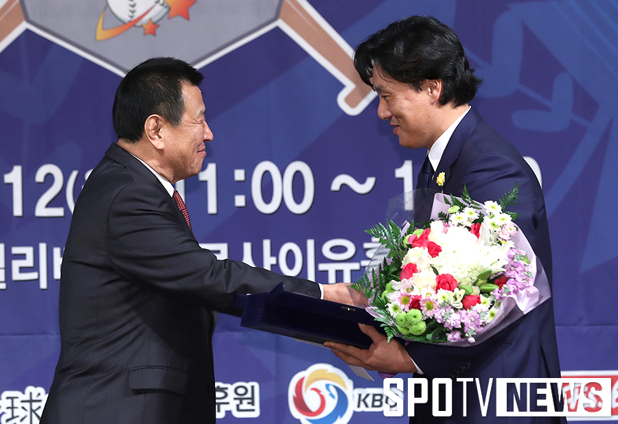 [포토S] 일구 대상 수상하는 삼성 이승엽